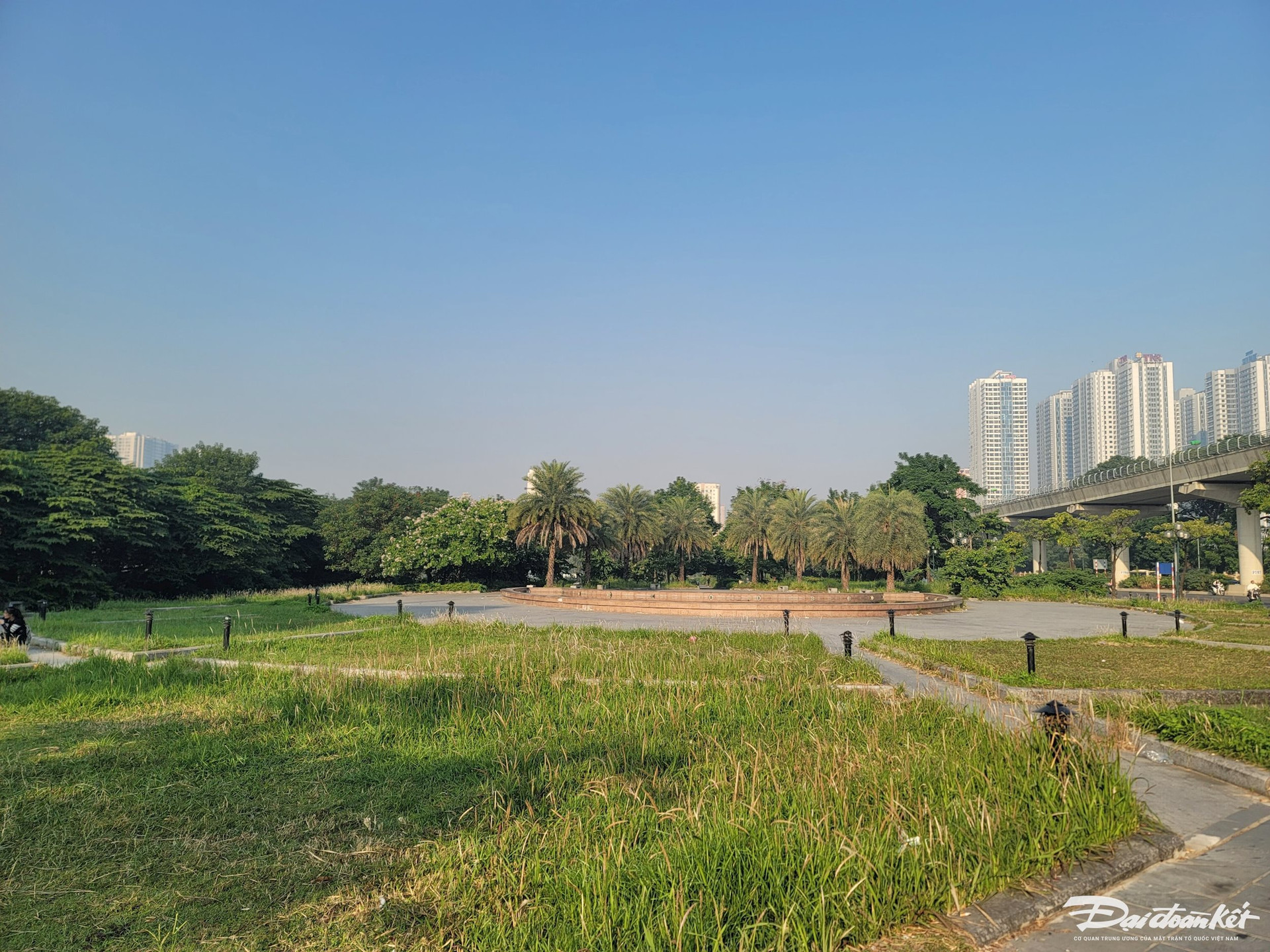 Hà Nội: Công viên hồ điều hoà ban đêm tối om, cỏ mọc um tùm, rác thải bẩn thỉu - Ảnh 1.