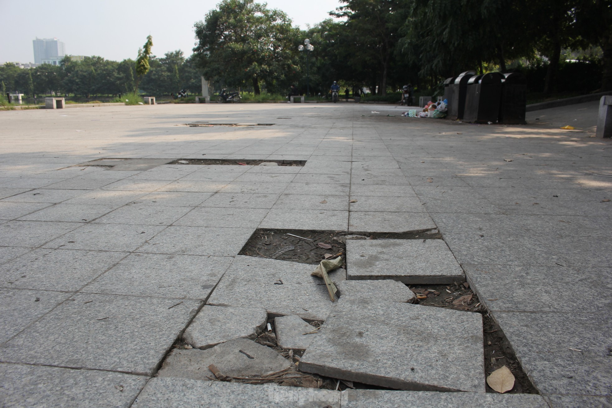 Nhếch nhác công viên trăm tỷ nằm giữa hai quận ở Hà Nội - Ảnh 21.