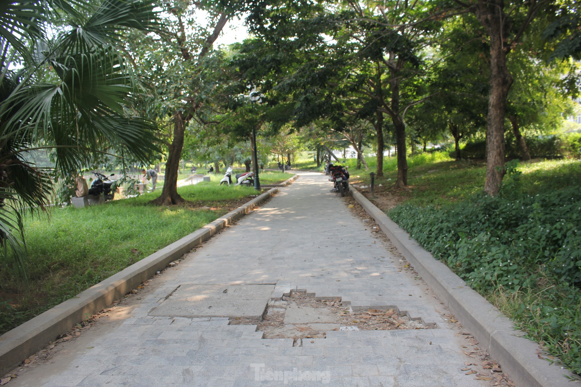 Nhếch nhác công viên trăm tỷ nằm giữa hai quận ở Hà Nội - Ảnh 30.