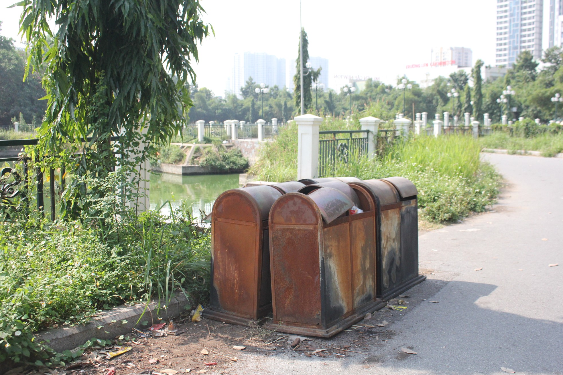Nhếch nhác công viên trăm tỷ nằm giữa hai quận ở Hà Nội - Ảnh 12.