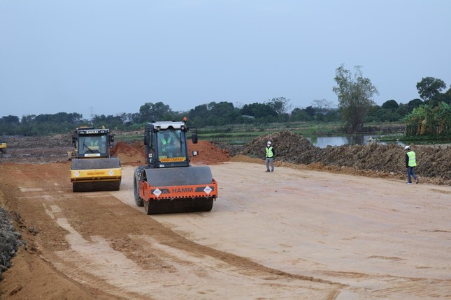 Bí thư Hà Nội nêu phương án khắc phục thiếu đất đắp dự án đường vành đai 4 - Ảnh 2.